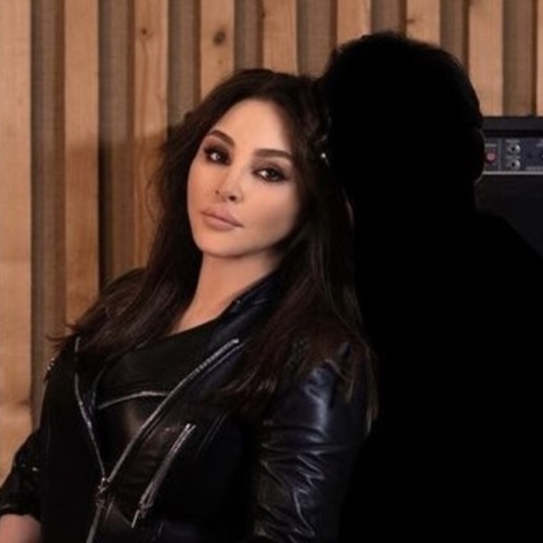 النجمة إليسا