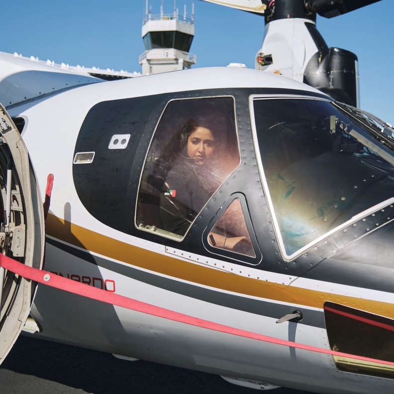 الشيخة موزة بنت مروان آل مكتوم أول امرأة في العالم تحلّق بالطائرة "تيلتروتو" ذات الأجنحة الدوارة