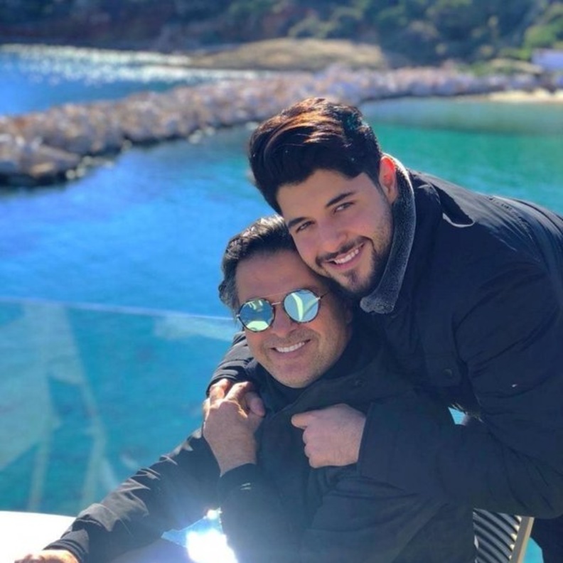 علاقة صداقة مميزة يترجمها خالد علامة مع والديه بهذه اللقطات والفيديوات