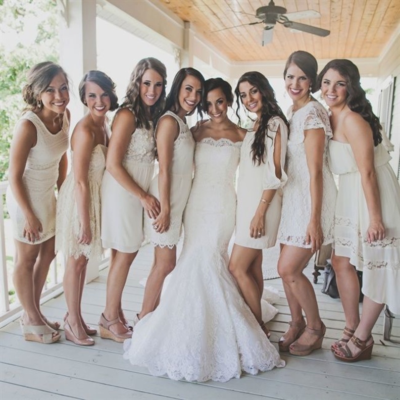 أسباب تجعلك تختارين فساتين بيضاء لوصيفات الشرف في حفل زفافك