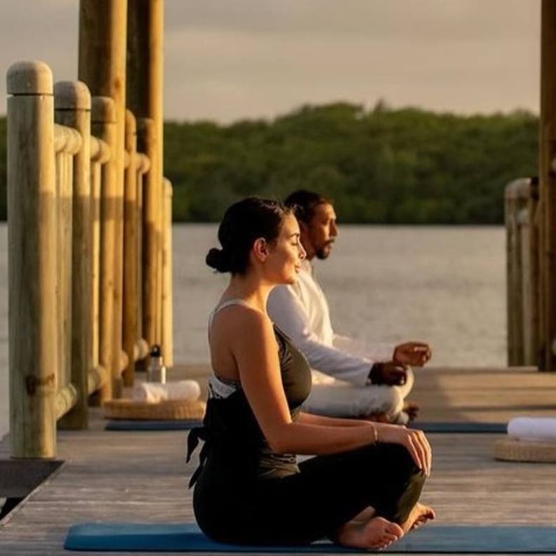 ياسمين صبري تمارس اليوغا