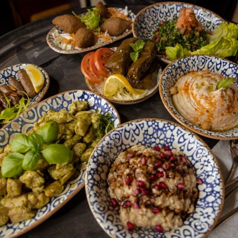 مطعم أنتيكا يحيي أروع السهرات الترفيهية ليليًا