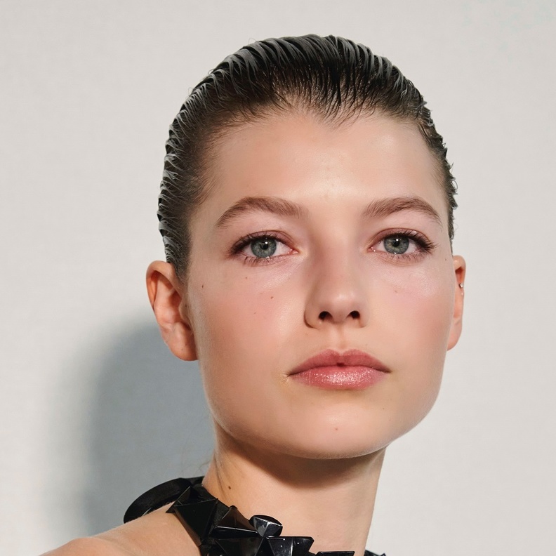 خطوات تطبيق مكياج نيود ومشرق في عيد الفطر لإطلالة ناعمة