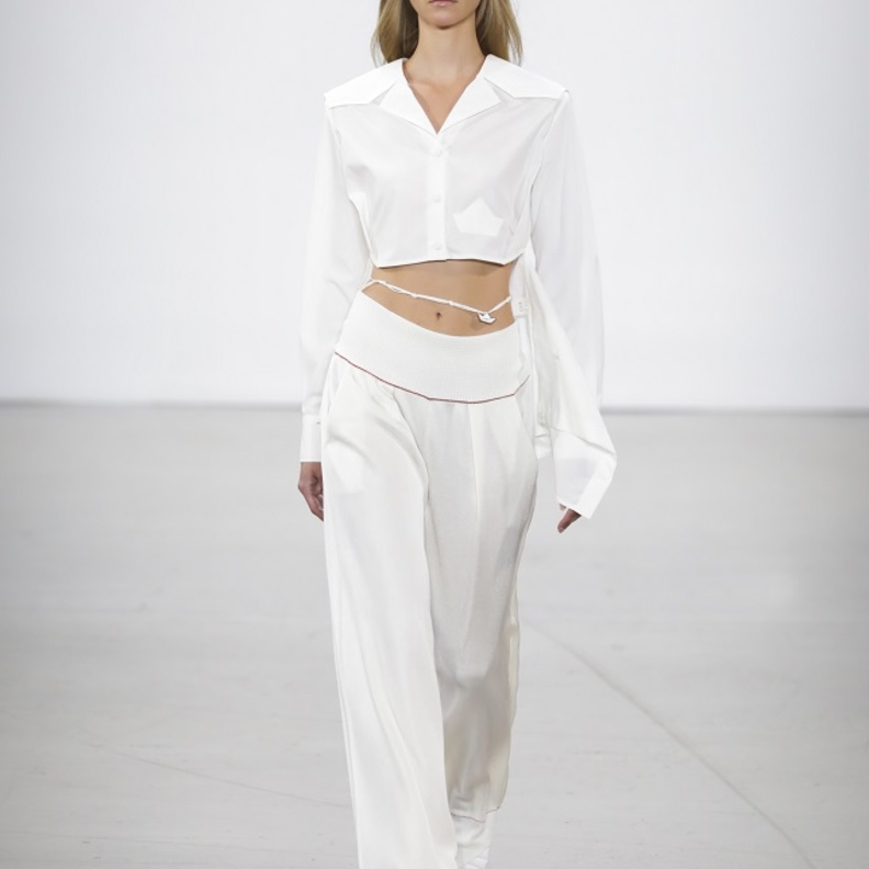 طرق تنسيق السروال الأبيض لإطلالة لافتة ومنهعشة لصيف 2022 من Bevza