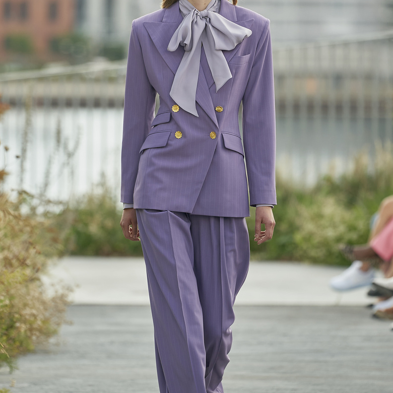 إطلالات عصرية بالبناطيل البنفسجية في صيف 2022