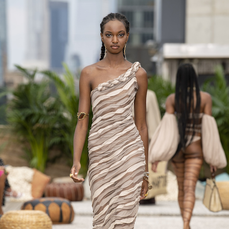 أجمل موديلات فساتين كتف واحد لمناسبات صيف 2022