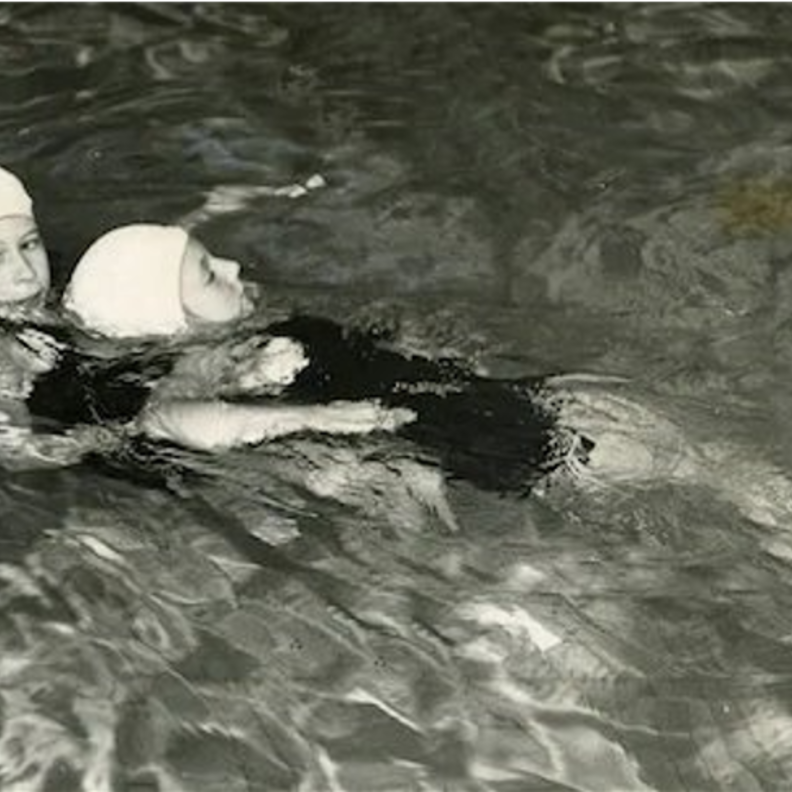 الملكة إليزابيث الثانيةوشقيقتها الأميرة مارغريت في حمام سباحة قصر باكنغهام السري