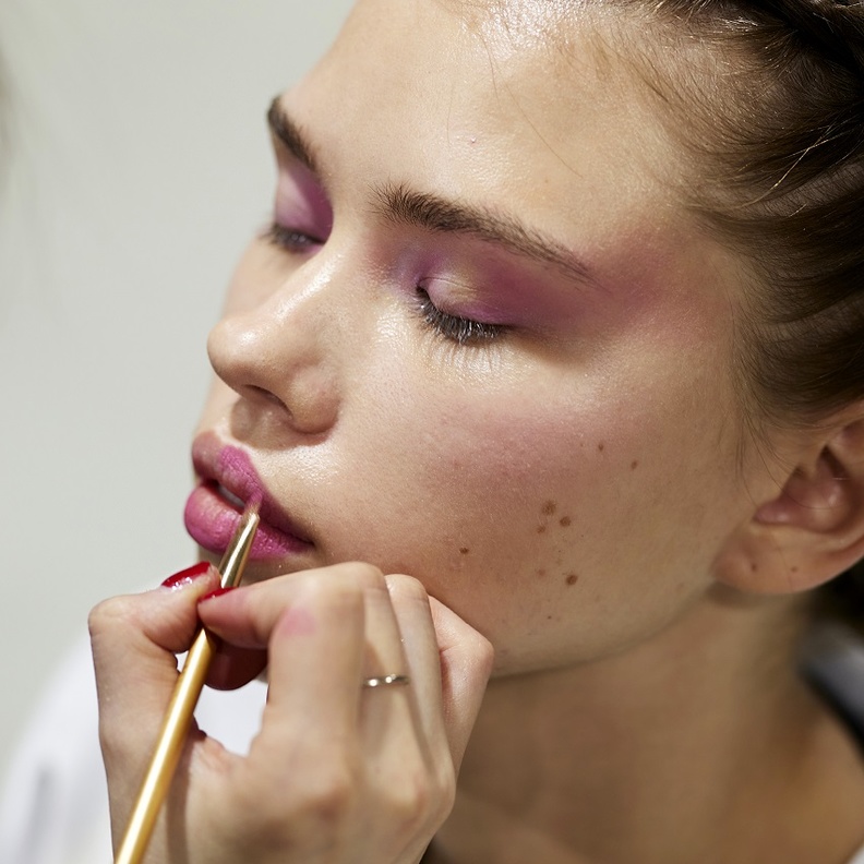 3 خطوات لتحصلي على احمر شفاه مات ناجح من دون شفاه متشققة وجافة