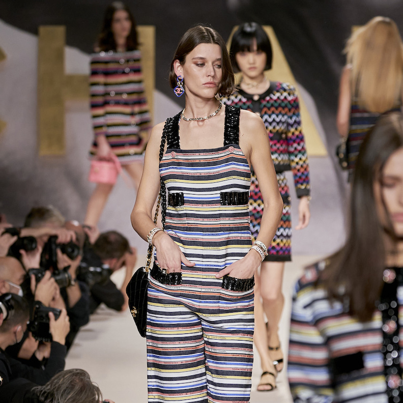 اطلالات شبابية أنيقة في الجمبسوت موضة صيف 2022