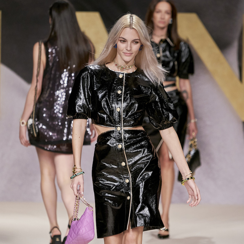 أزياء جلد عصرية لاطلالات صيف 2022