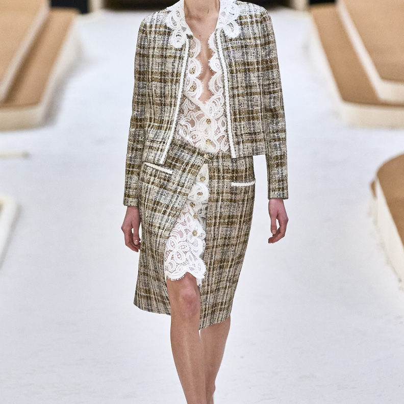 موضة التويد تعود بشكل بارز في إطلالات صيف ٢٠٢٢