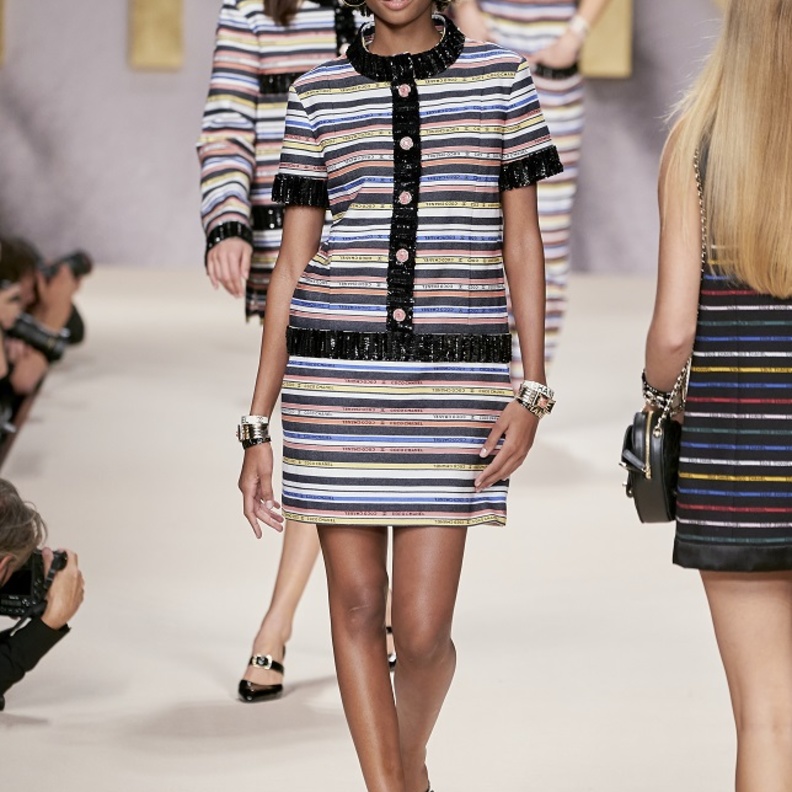 موديلات فساتين مقلمة بأسلوب CHANEL المميّز