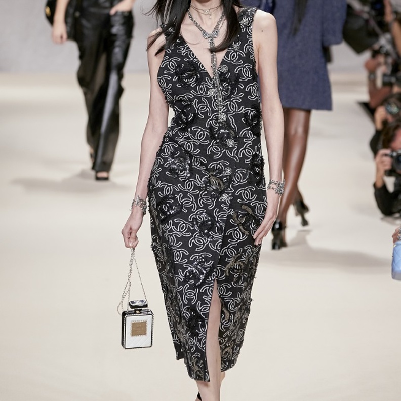 موديلات فساتين ميدي للصيف لمناسبات الموسم من Valentino