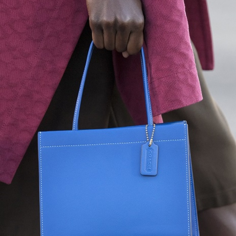 موديلات وألوان حقائب صيف 2022 باللّون الأزرق الساحر والرائج من Coach