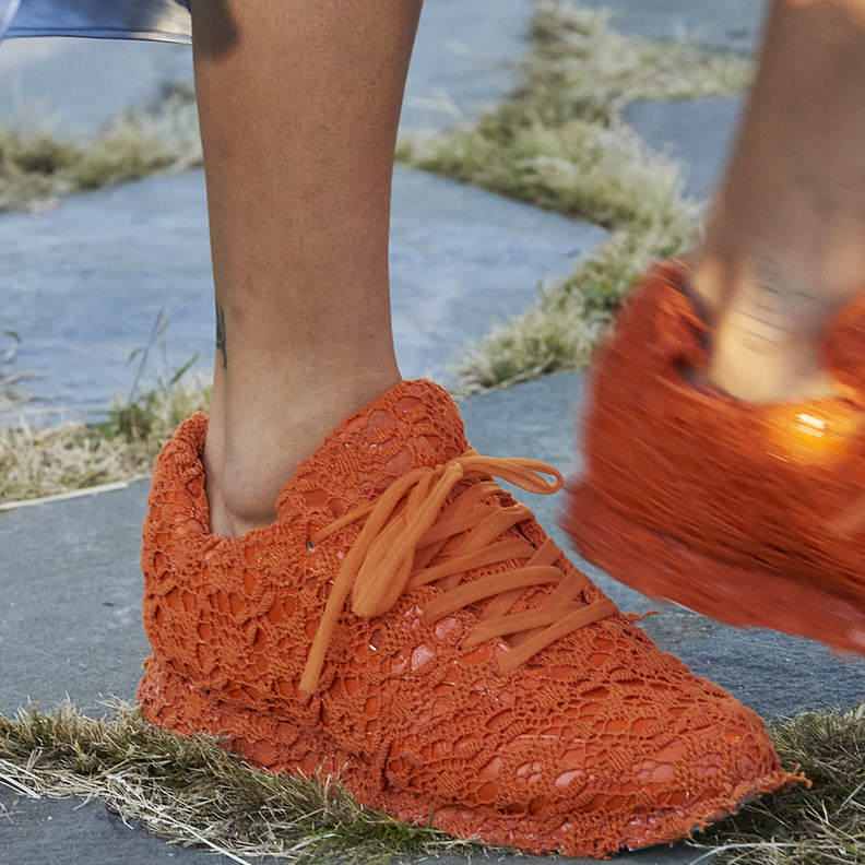 أحذية نسائية ملونة مع السنيكرز المريح لإطلالة مريحة في صيف 2022