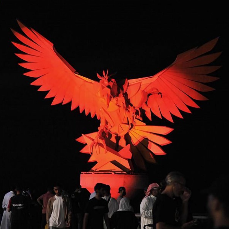 مجسم الصقر الذهبي.. معلم سياحي ساحر في موسم جدة 2022