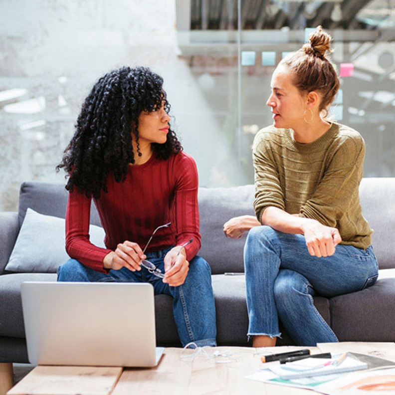 كيف تدافع المرأة عن نفسها وتحاور الأخرين دون خوف أو تردد؟