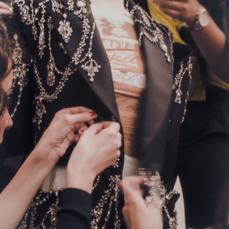 علامة Alexander McQueen تبدع في فن التطريز الكريستالي