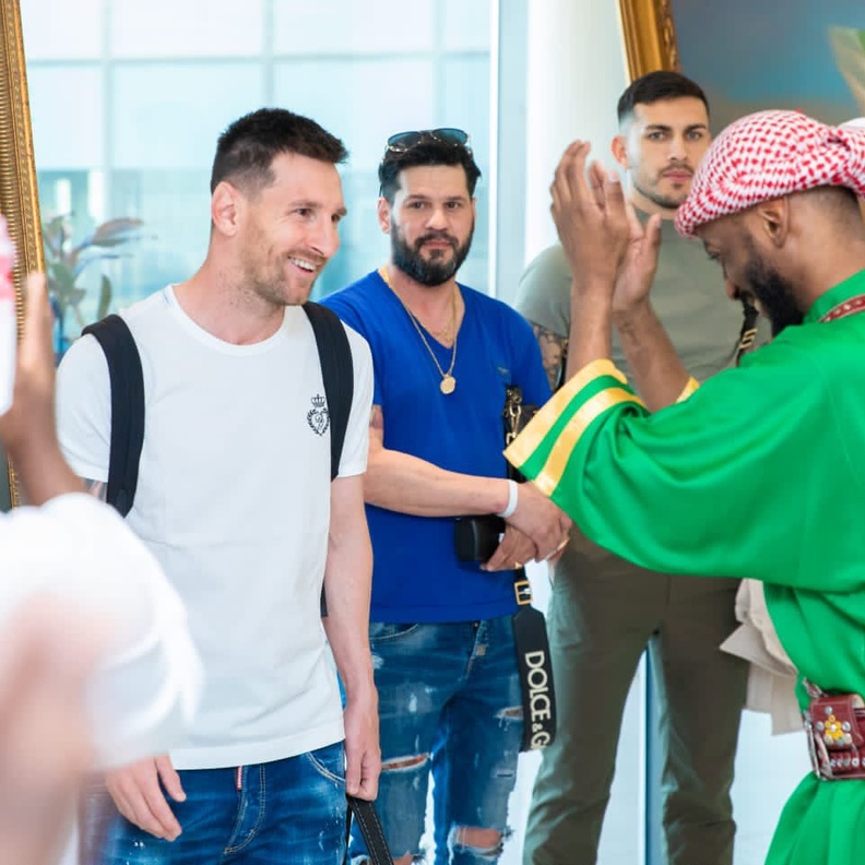 لحظة وصول ميسي إلى عروس البحر الأحمر 