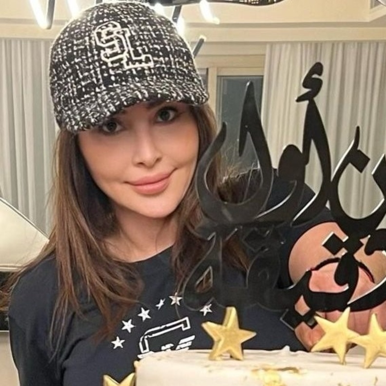 إليسا بإطلالة جمالية ناعمة احتفالاً بنجاح أغنيتها الجديدة