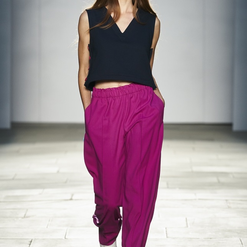 طرق تنسيق السروال الملون بأسلوب كاجوال مميّز من Faduma Fellowship