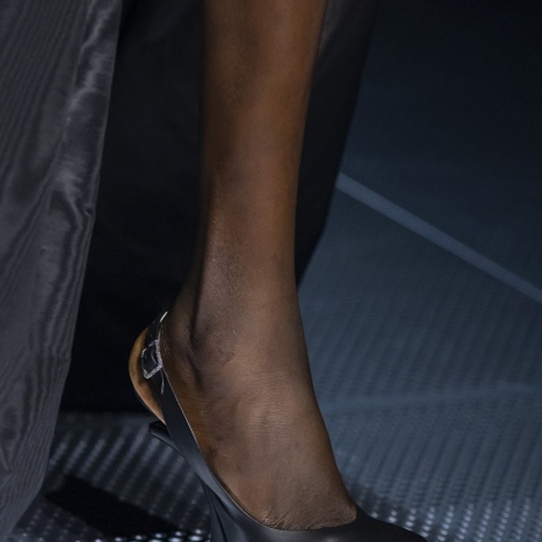 موديلات أحذية باللّون الأسود كعب عالي بأسلوب Fendi