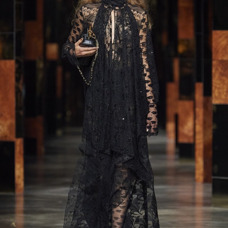 فساتين سهرة طويلة رائجة لموسم ربيع وصيف 2022 باللّون الأسود من Fendi