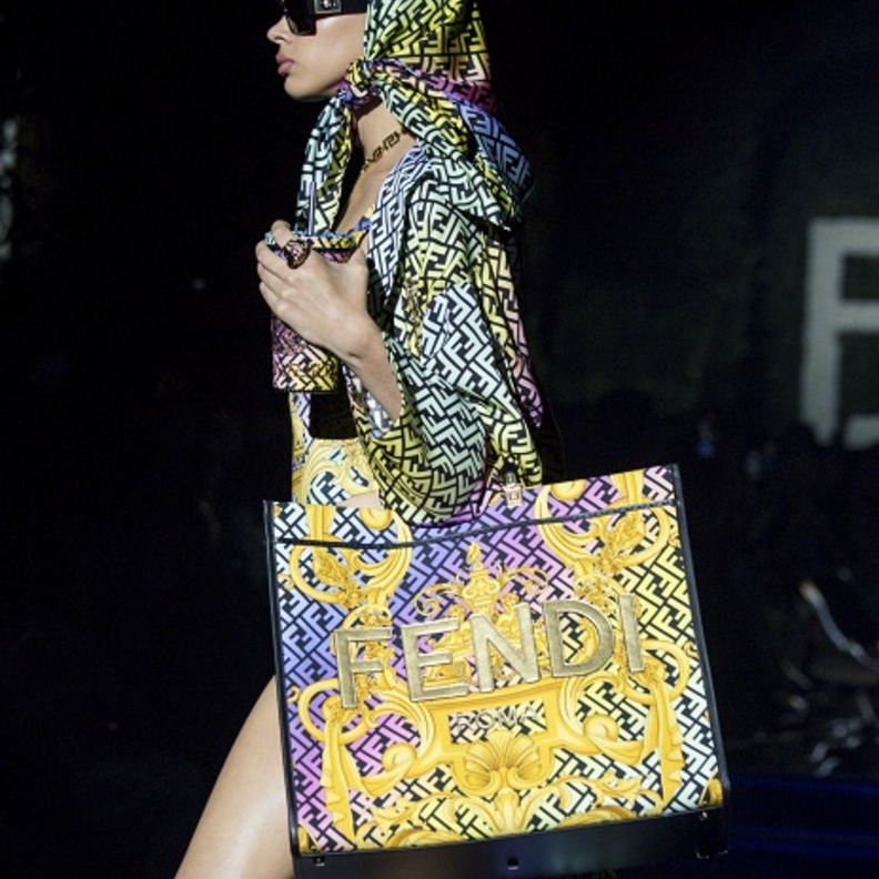 حقائب يد صيف 2022 متعددة الألوان من Fendi By Versace