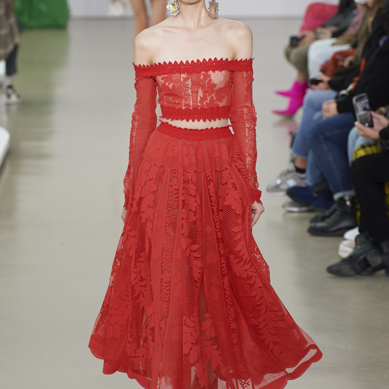 تنسيق التنانير الحمراء في صيف 2022 فانتقي الصيحة الأبرز