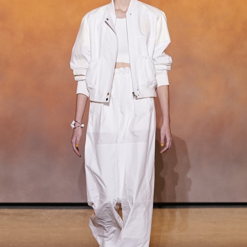 تنسيق إطلالة مونوكروم للوك صيفي كاجوال بأسلوب Hermes المميّز