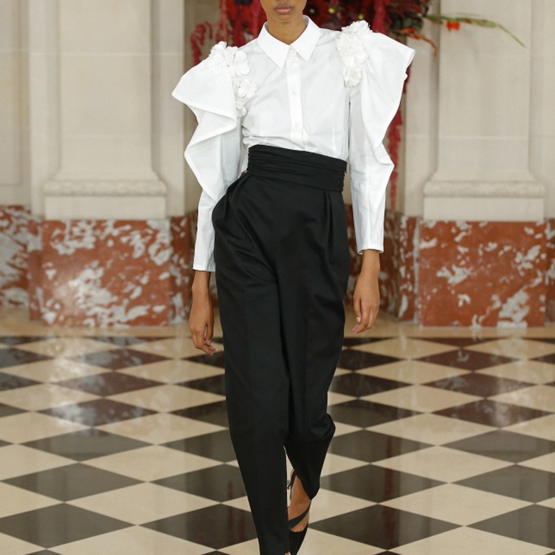 طرق تنسيق القميص الأبيض بأسلول شيك من Carolina Herrera