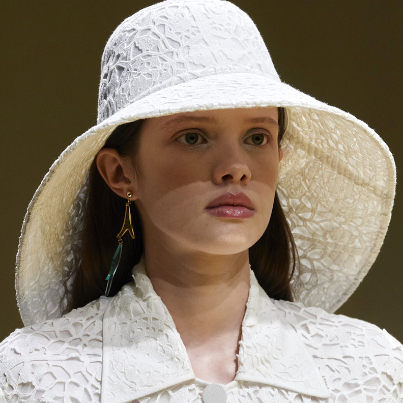 أكسسوارات قبعات بيضاء مشرقة أحدث صيحات صيف 2022