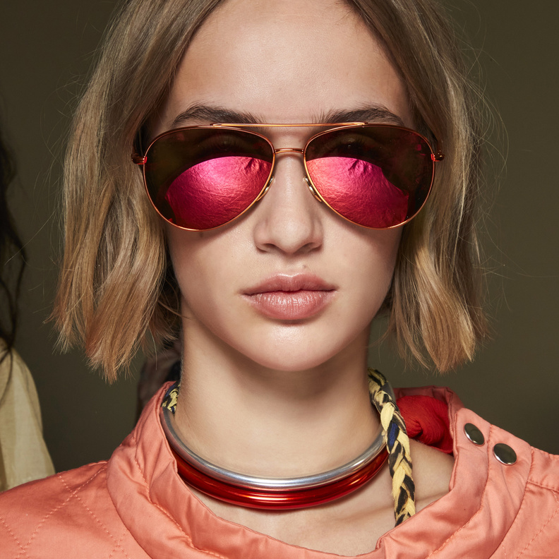 موديلات نظارات شمسية بتدرجات اللون الأحمر أحدث صيحات صيف 2022