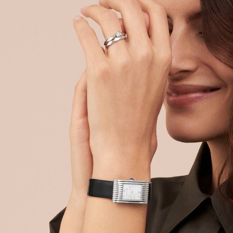 ساعات نسائية فضية أنيقة لصيف 2022 