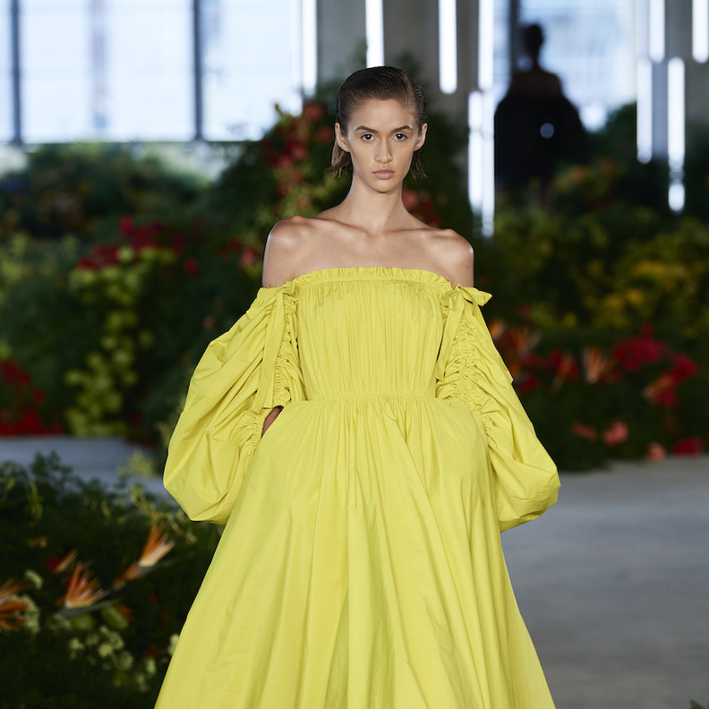 أجمل موديلات فساتين اوف شولدرز لمناسبات صيف 2022