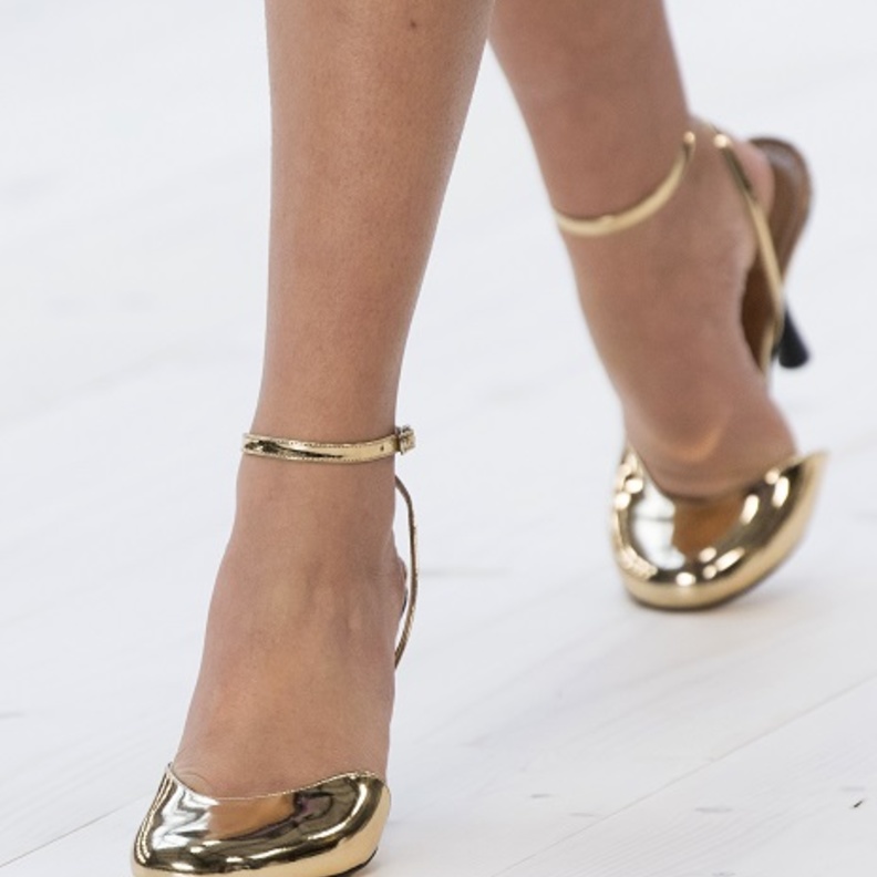 تنسيق الحذاء الميتاليك الذهبي بأسلوب Loewe المميّز