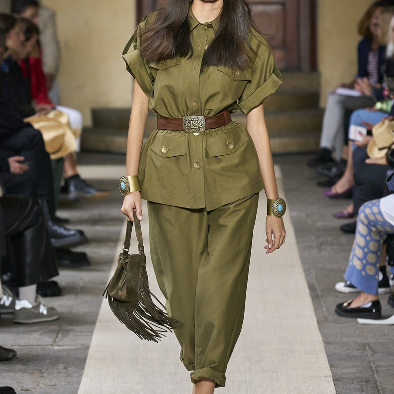 أفكار تنسيق ملابس باللون الزيتي موضة صيف 2022 لإطلالات عيد الفطر