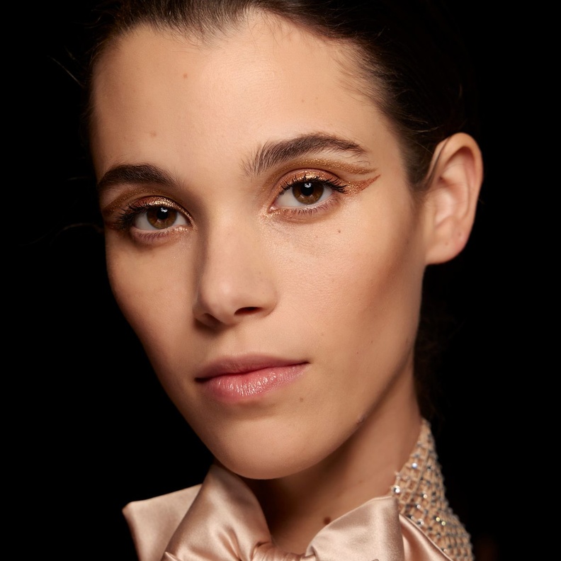 أحدث صيحات جمالية جريئة ومبتكرة لصيف 2022 وطرق تطبيقها