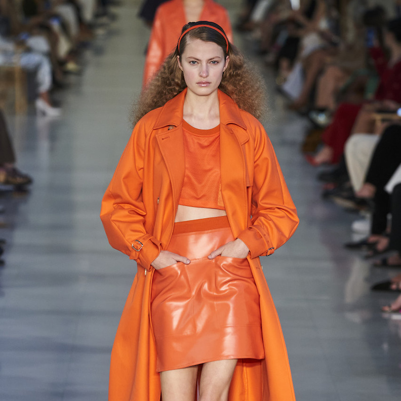 إطلالات عصرية باللون البرتقالي موضة صيف 2022