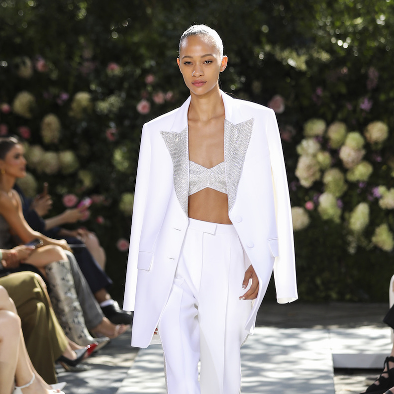 أجمل موديلات بدلات رسمية باللون الأبيض من عروض صيف 2022 