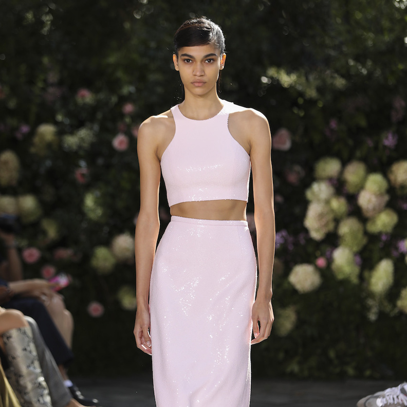 أجمل موديلات تنانير ميدي لاطلالات أنيقة في مختلف المناسبات 