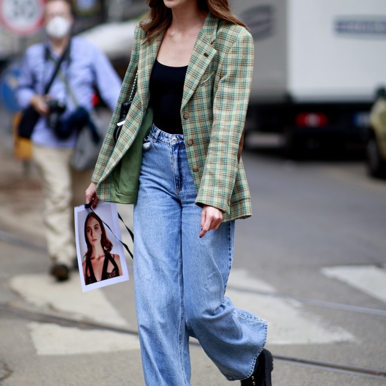 طرق تنسيق السروال الدنيم مع البلايزر لإطلالة كاجوال شيك لافتة ومميّزة