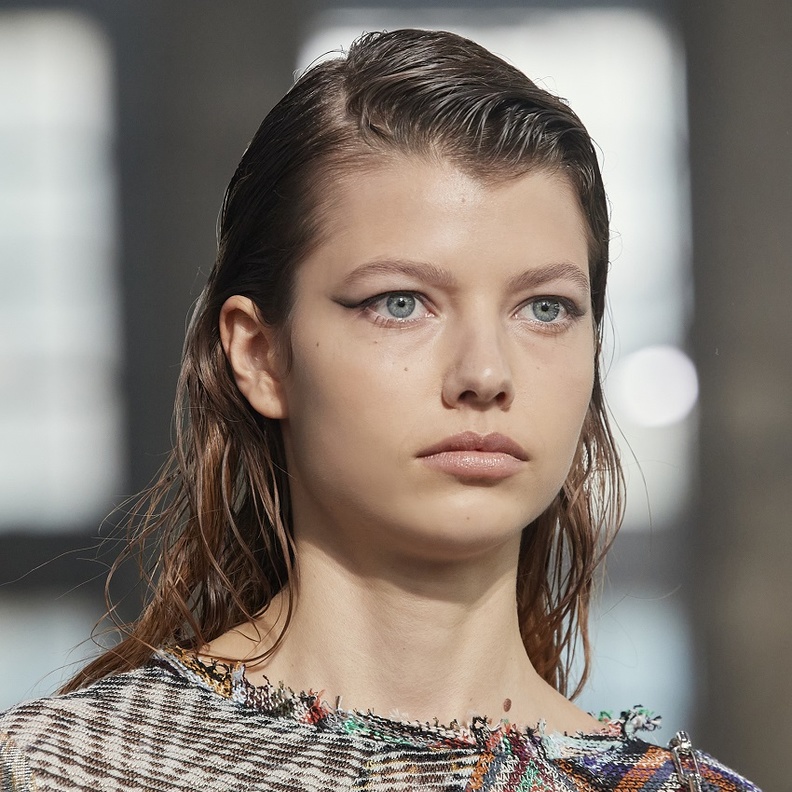 تسريحات الشعر المبلل لإطلالة صيفية لافتة في عيد الفطر 2022