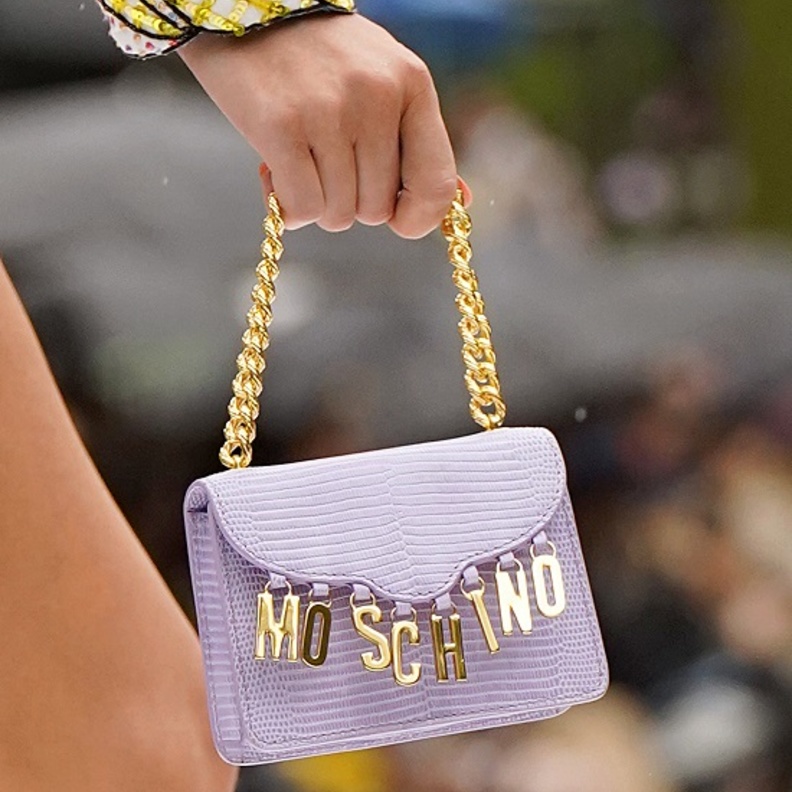 حقائب بألوان الباستيل رائجة لهذا الموسم من ربيع وصيف 2022 من Moschino