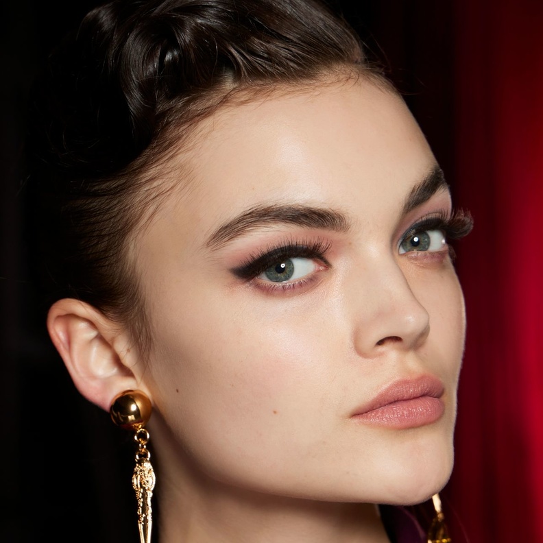 موضة رسمات الحواجب الرائجة لهذا الصيف لإطلالة أصغر سنًا 