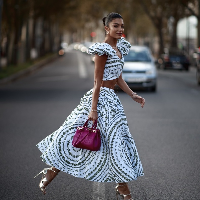 موديلات حقائب ملونة 2022 بأسلوب Street Style 