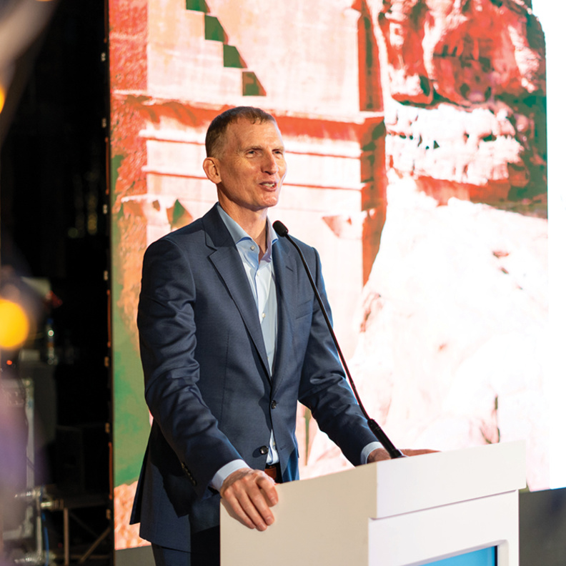 حوار مجلة "هي" مع رئيس إدارة الوجهات السياحية والتسويق في الهيئة الملكية لمحافظة العلا Phillip J. Jones