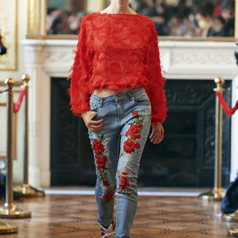 أجمل صيحات بناطيل جينز منقوشة موضة صيف 2022