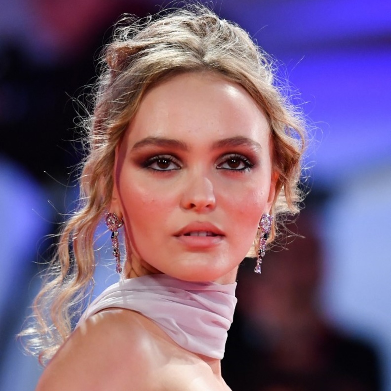 إطلالات جمالية جذابة للسهرات إعتمديها بأسلوب ليلي روز ديب بمناسبة عيد ميلادها