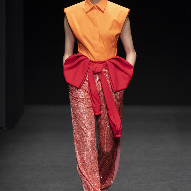 طرق تنسيق اللون المرجاني مع التدرجات القوية في صيف 2022